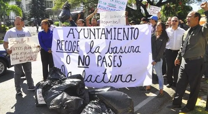 Organizaciones exigen recojan la basura y enfrenten la corrupción