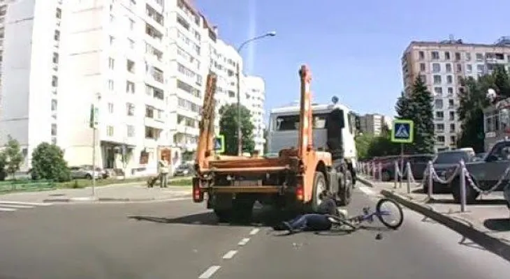 Video: Un camión le pasa por encima y sale ilesa
