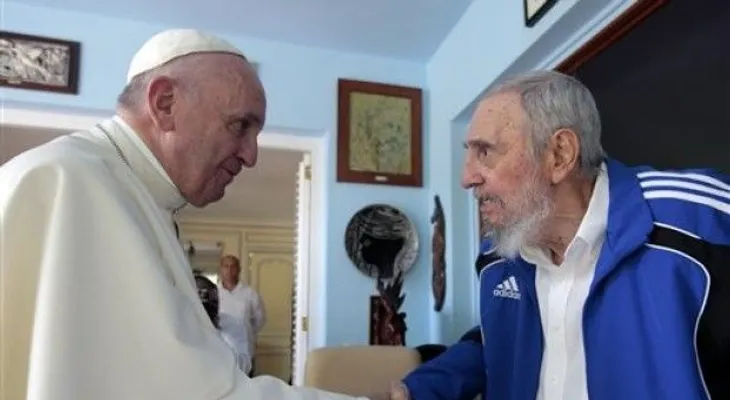 Raúl Castro recibe al papa Francisco