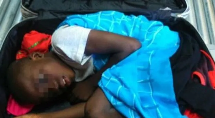 Un niño de 8 años cruza la frontera de Ceuta en una maleta