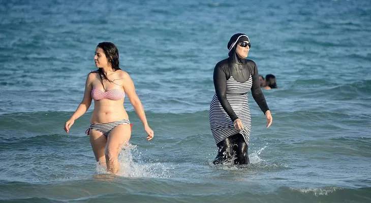 Un empresario paga multas de mujeres que usan burkini en las playas francesas