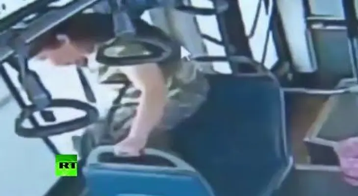 '¡Necesito salir ahora mismo!': una mujer pierde su parada y salta de la ventana del bús