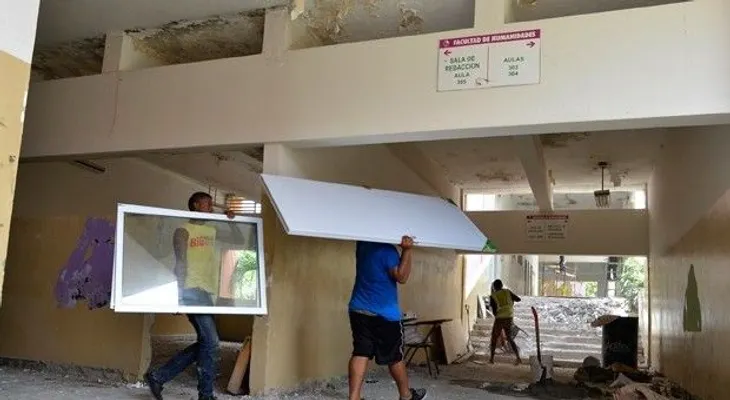 Falta de butacas en la UASD impide estudiantes ocupar aulas