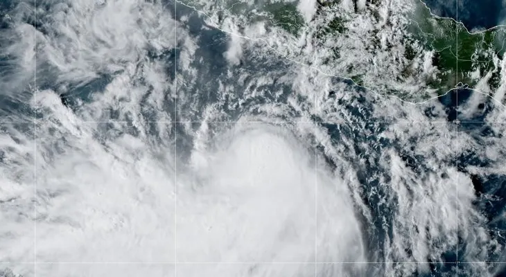 Tormenta tropical Rachel avanza frente a las costas mexicanas y podría convertirse en huracán