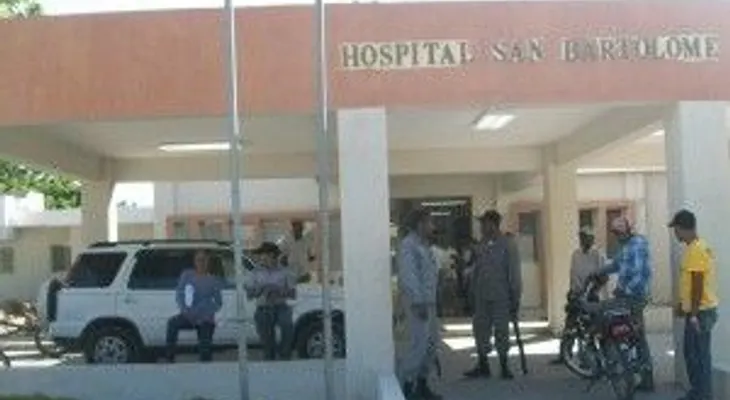 Una mujer le quita el machete a su ex esposo que la agredía y le propina varias estocadas