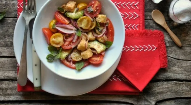 Ensalada italiana de tomates cherry, aguacate y pan
