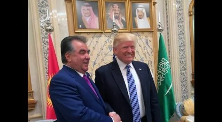 Donald Trump pierde en su propio "juego" del apretón de manos (VIDEO)