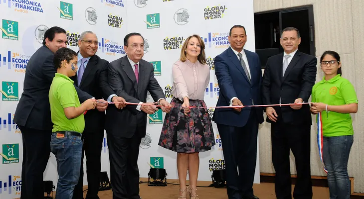 Valdez Albizu destaca creciente interés en educación económica y financiera