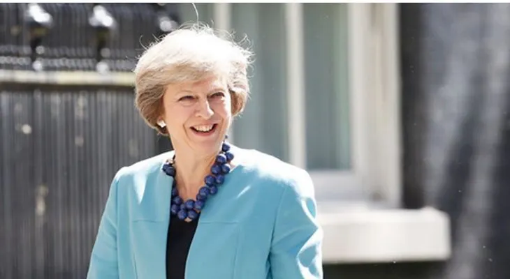 Theresa May autorizaría un ataque nuclear que causaría la exterminación de 100.000 inocentes