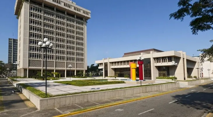 Valdez Albizu insta a bancos centrales a mantenerse alerta ante normalización política monetaria en EEUU