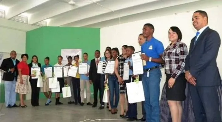Reconocen mérito estudiantil en Haina