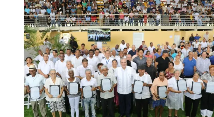 Abinader entrega 1,305 títulos en Pueblo Nuevo