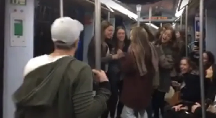 La bicicleta de Shakira y Carlos Vives pone a bailar a un vagón del metro de Madrid