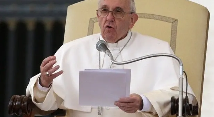 Papa critica clérigos difamaron a Romero