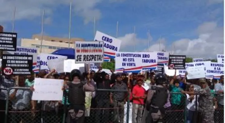 Pedro Botello: legisladores que se cambien serán "fusilados"; protestan contra posible reforma