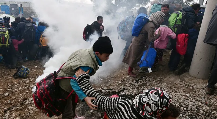 Más de 5.000 refugiados tratan de entrar a Macedonia desde Grecia a la fuerza