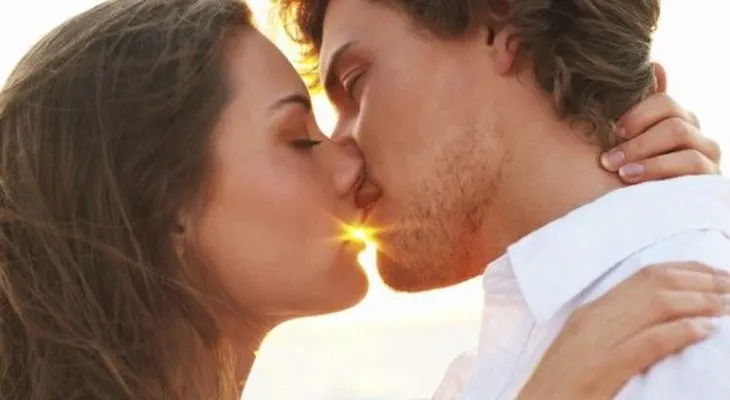 Dentistas recomiendan los besos apasionados