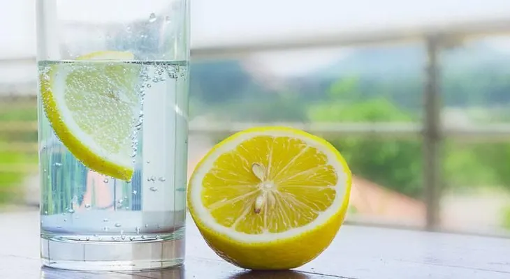  Por qué no lo habían dicho antes. Los grandes beneficios de tomar agua de limón cada mañana