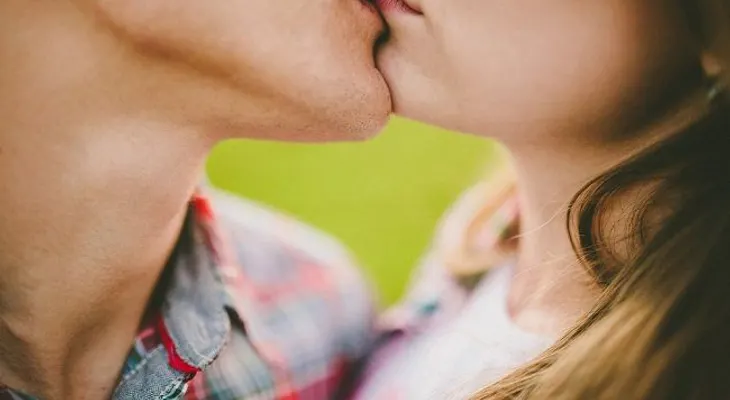 Enfermedad del beso, cuáles son sus síntomas y como evitarla