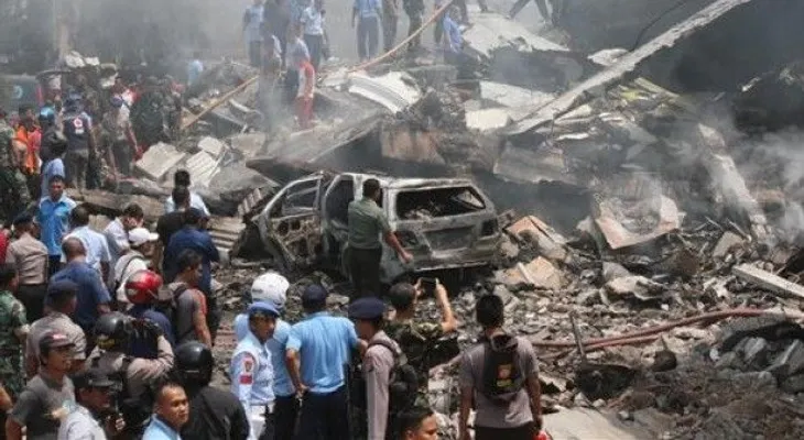 74 muertos al caer avión militar en Indonesia