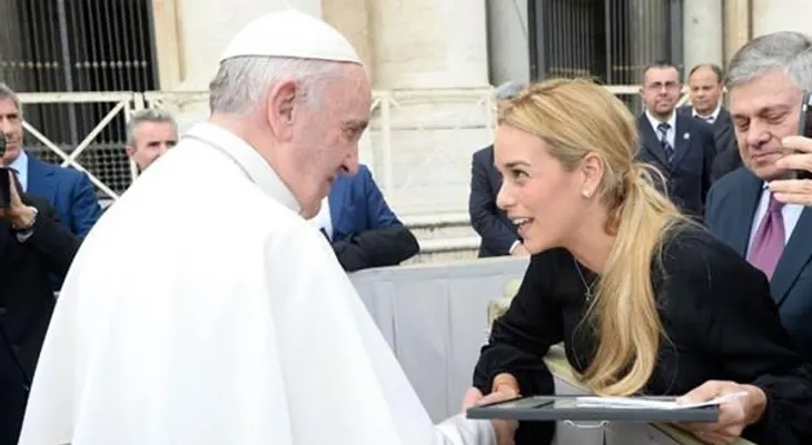 Lilian Tintori le pidió al papa Francisco "que no bendiga a la dictadura" de Nicolás Maduro