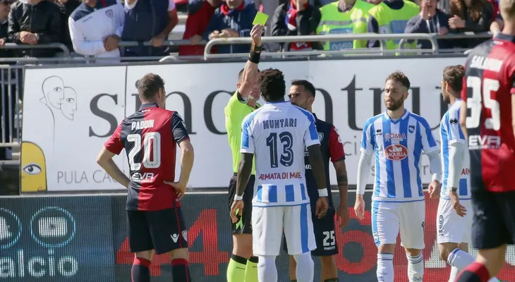 Indignación en Italia: pidió que detengan el partido por cánticos racistas, pero el árbitro lo amonestó