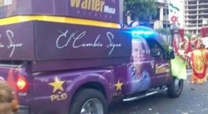 Vehículo promueve candidato oficialista desfila en carnaval