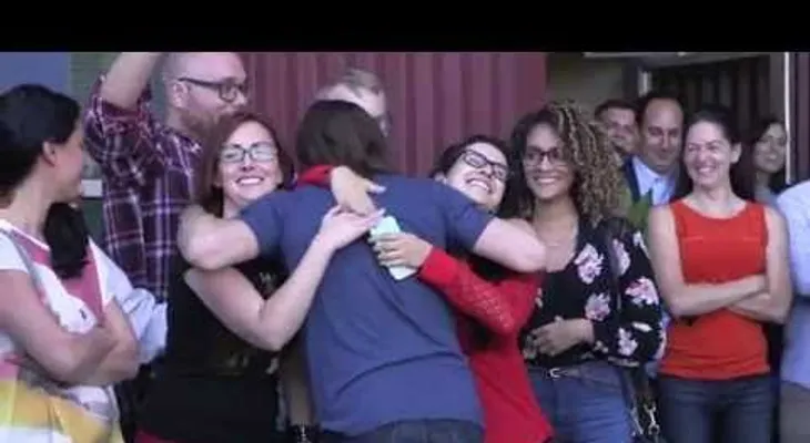 Un Jefe se baja el sueldo para subir el de los empleados y recibe una gran sorpresa (VIDEO)