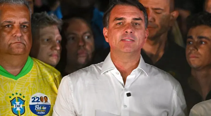 Flávio Bolsonaro viaja a EE.UU. tras incumplir entrega de pasaportes, según fuente cercana