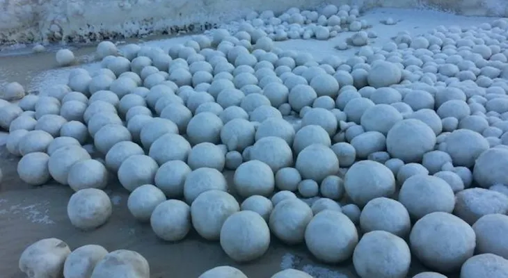 Extrañas esferas blancas en una playa rusa conmocionan a la población