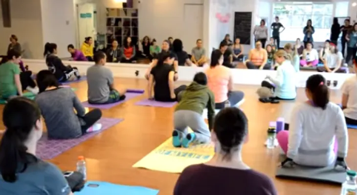 Un gimnasio pone de moda la última práctica del Yoga ((VIDEO)