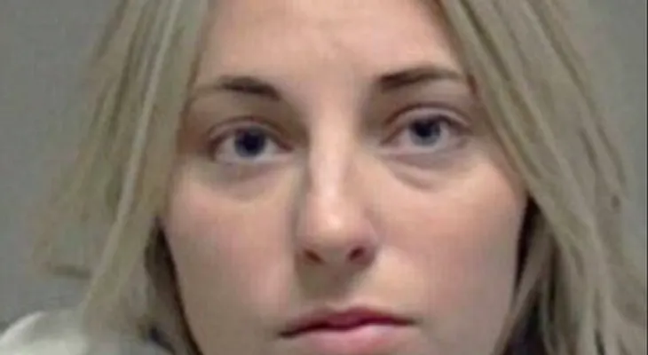 Arrestan a profesora que tuvo sexo con alumno en la banca de un parque