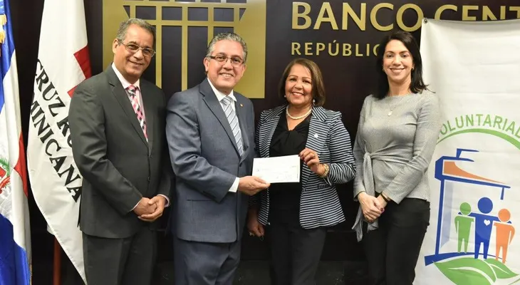 Voluntariado Bancentraliano entrega RD$ 723,000 como aportación al banco de sangre Cruz Roja Dominicana