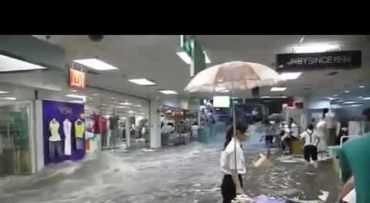 Inundación y caos en un centro comercial de China, por lluvias (VIDEO)