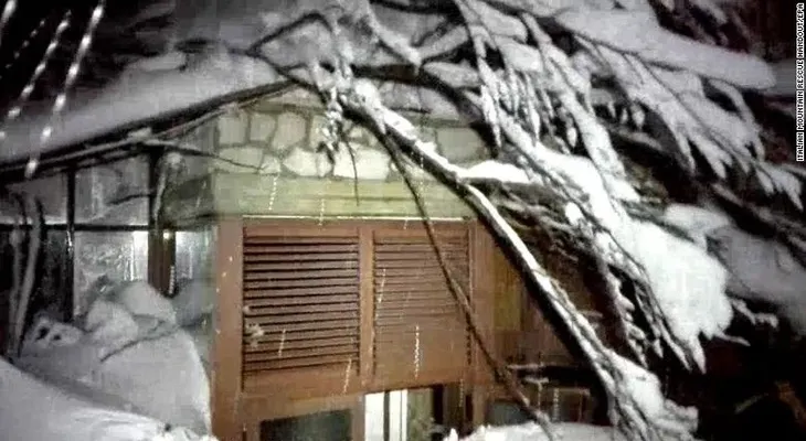 Una avalancha sepulta un hotel en Italia; se teme que haya varios muertos