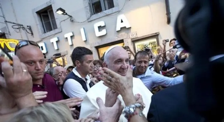 El papa sale del Vaticano para comprarse gafas nuevas