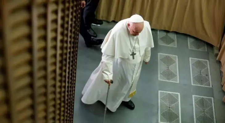 Piden orar por la salud del papa Francisco, operado de una hernia incisional