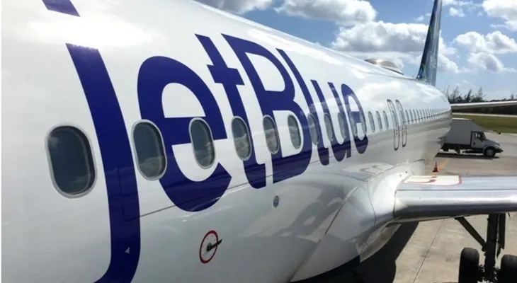 Tratan de emergencia decenas dominicanos viajaban en avión hacia RD