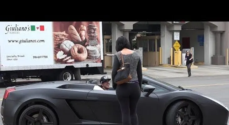 Mujer interesada recibe una lección que se vuelve viral: Observa lo que pasa (VIDEO)