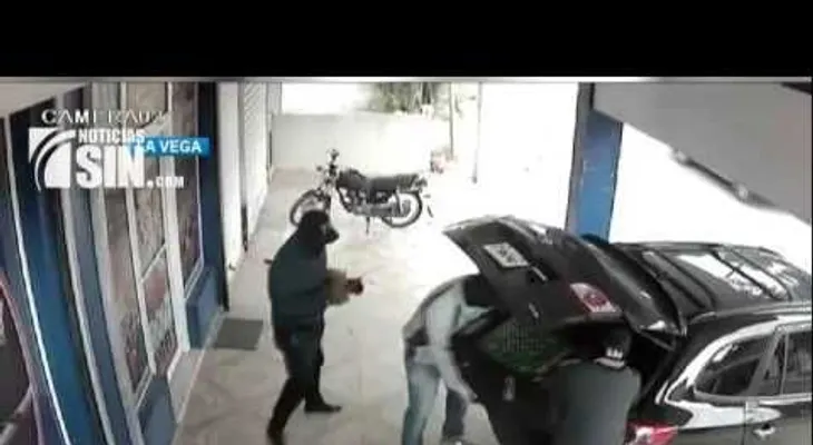 Cámara capta robo en una banca en La Vega
