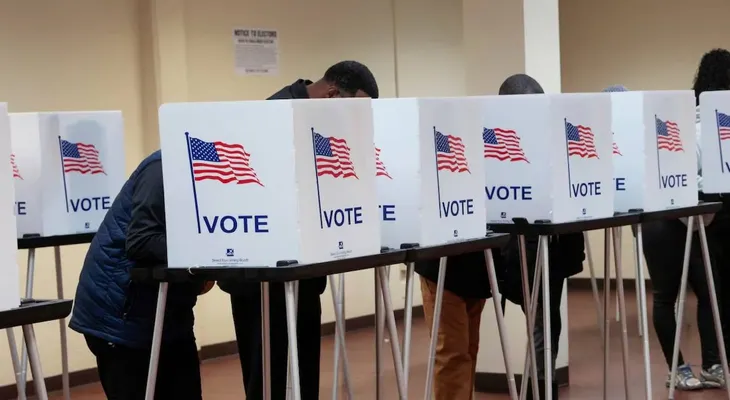 Los latinos se consolidan como el electorado indeciso decisivo para las elecciones de medio término en EE.UU.