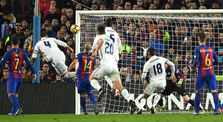 Real Madrid empata de último minuto al Barcelona con gol de Sergio Ramos