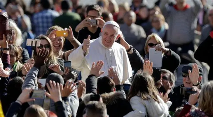 El papa pide revisar la Biblia tanto como los celulares 