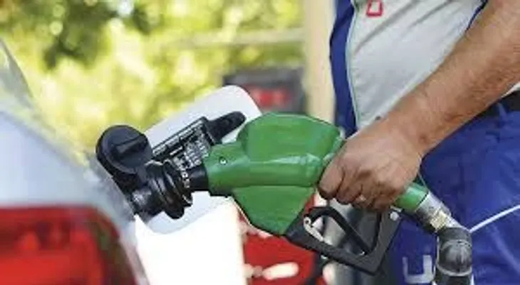 Gobierno seguiría bajando precio combustibles hasta mayo. Imagina la razón