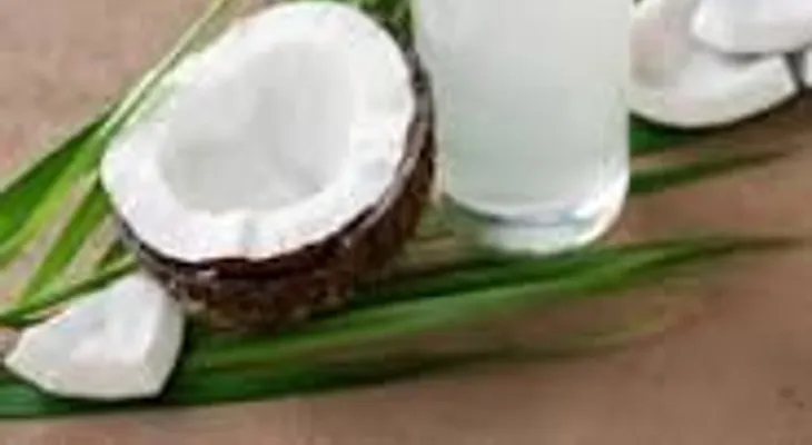 El agua de coco contiene fibra, sales minerales, cobre, zinc, hierro, ácido fólico, fósforo y potasio