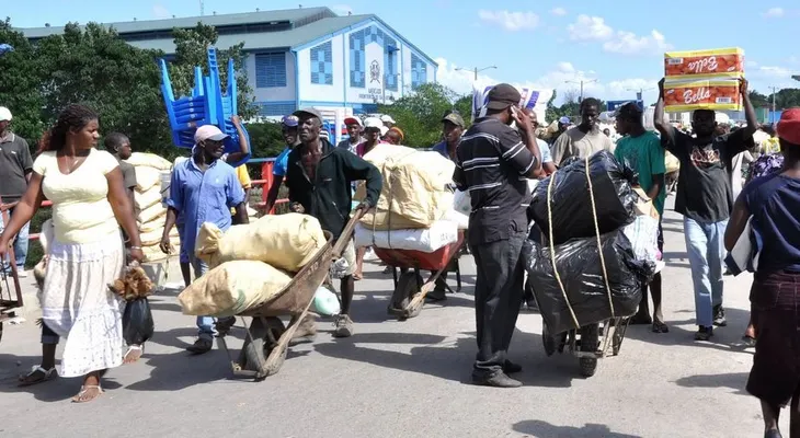 Autoridades haitianas echan a la basura mercancías compradas en mercado