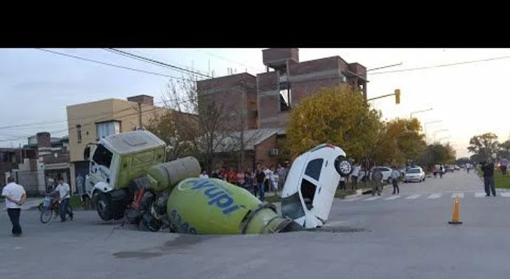 Un gran socavón en plena calle se traga un camión y un automóvil en Argentina (3)	