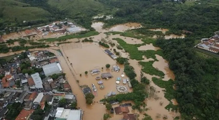 Presidenta de Brasil visita zonas afectadas por lluvias