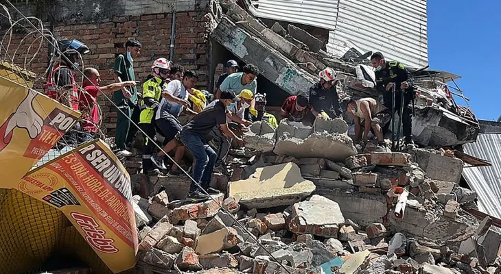 Equipos de rescate en Pereira luchan contra el tiempo para salvar vidas tras el terremoto de magnitud 7,4 en Colombia