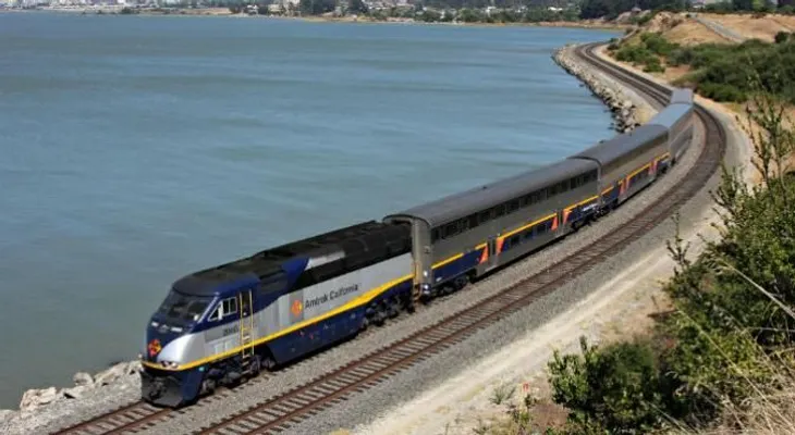 La señora que se sube en el tren